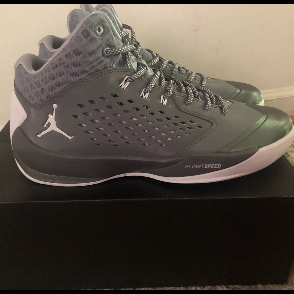 GRAY NIKE JORDAN MENS RISING HIGH BASKETBALL SHOE